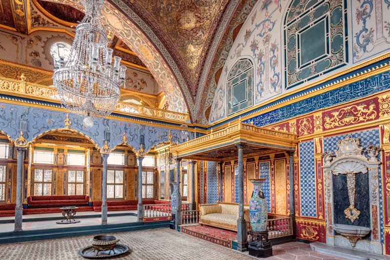 Largest carpet in Istanbul's Dolmabahçe Palace under restoration