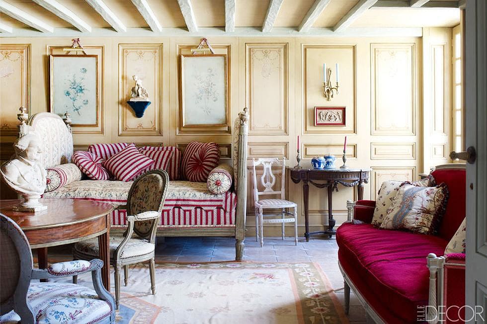 Intérieur de maison de style campagnard français par Nazmiyal Antique Rugs
