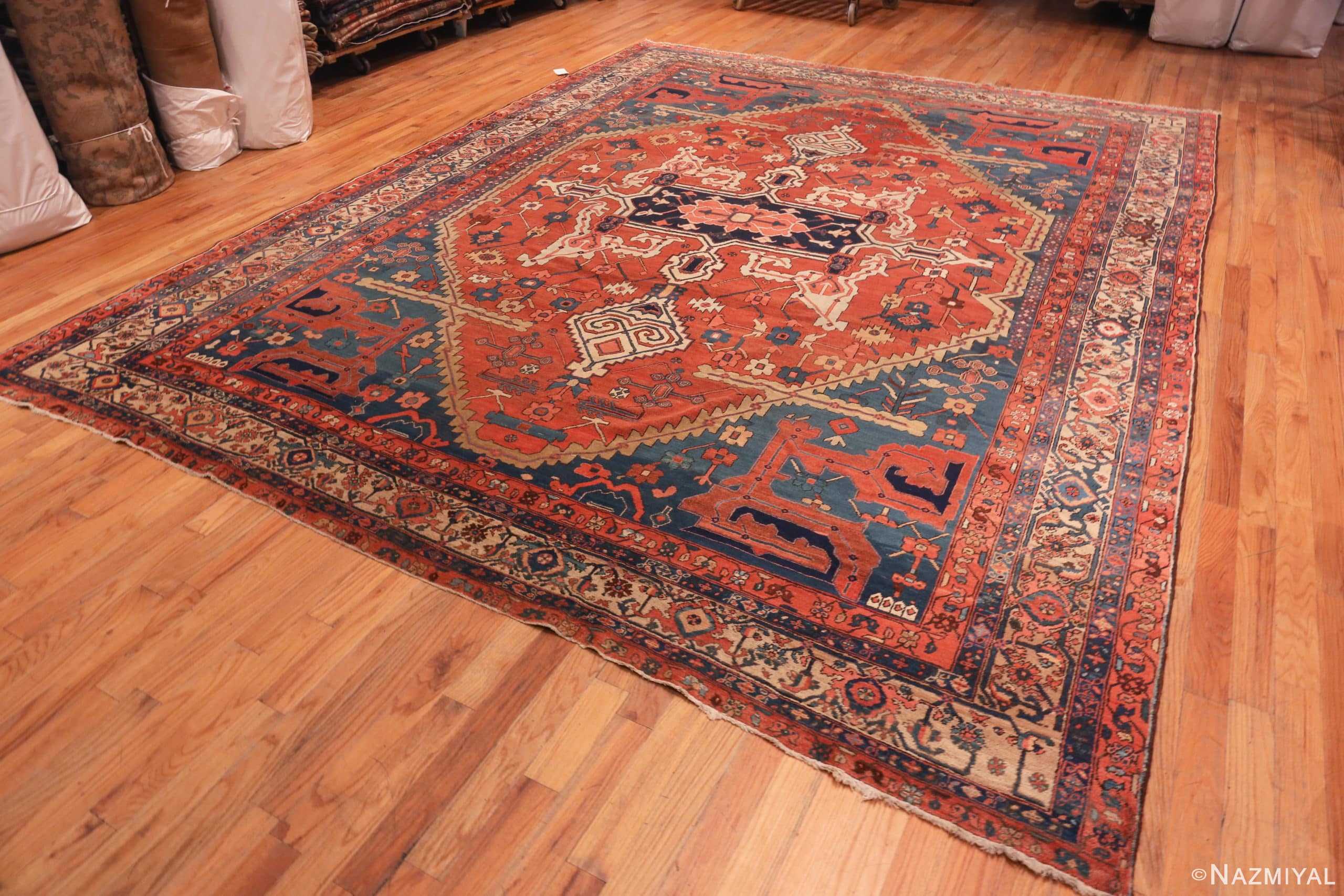 Side Of Antique Persian Serapi Area Rug 71126 by Nazmiyal Antique Rugs
